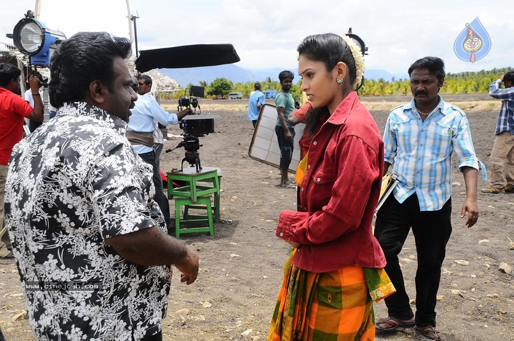 Oruvar Meethu Oruvar Sainthu Tamil Movie Stills - 14 / 77 photos