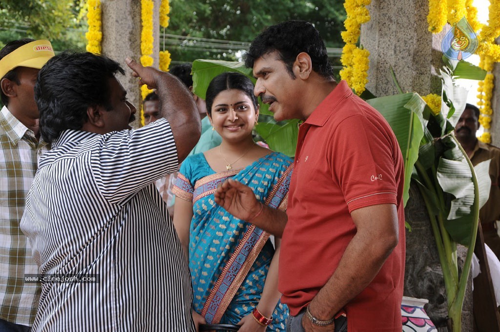 Oruvar Meethu Oruvar Sainthu Tamil Movie Stills - 16 / 77 photos