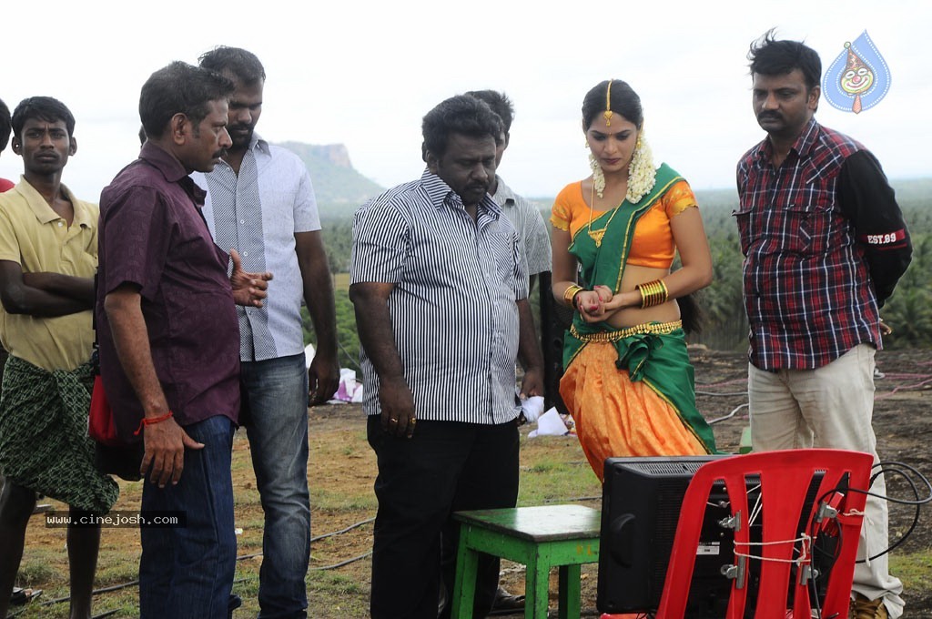 Oruvar Meethu Oruvar Sainthu Tamil Movie Stills - 22 / 77 photos