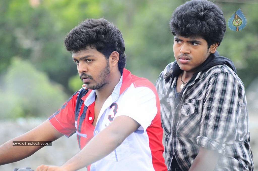 Oruvar Meethu Oruvar Sainthu Tamil Movie Stills - 24 / 77 photos