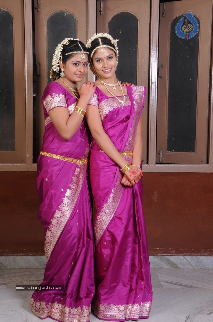 Oruvar Meethu Oruvar Sainthu Tamil Movie Stills - 25 / 77 photos