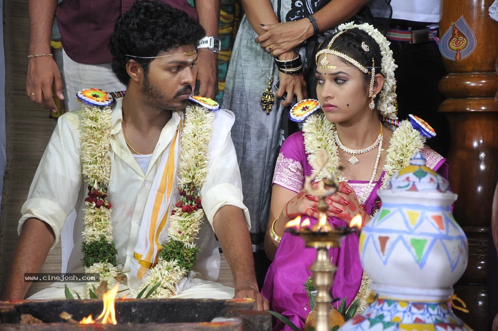 Oruvar Meethu Oruvar Sainthu Tamil Movie Stills - 29 / 77 photos