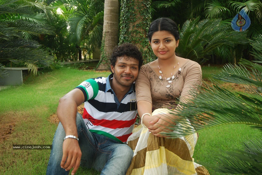 Oruvar Meethu Oruvar Sainthu Tamil Movie Stills - 31 / 77 photos