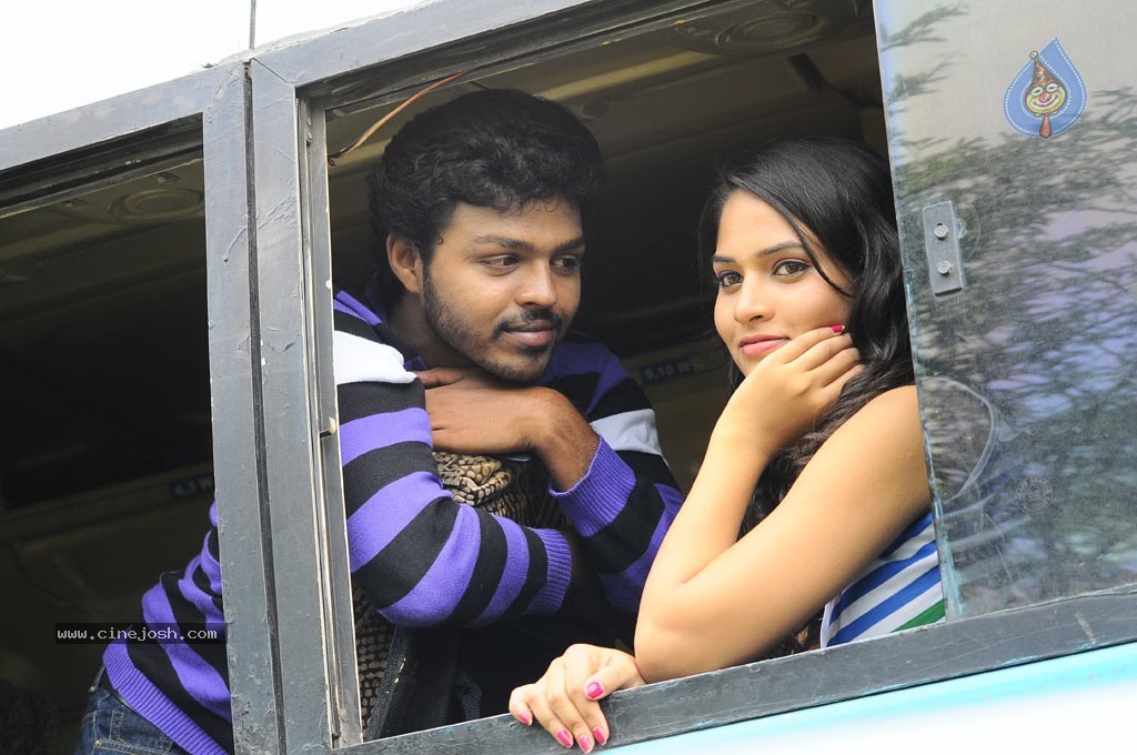 Oruvar Meethu Oruvar Sainthu Tamil Movie Stills - 34 / 77 photos