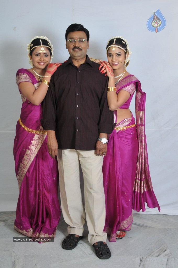 Oruvar Meethu Oruvar Sainthu Tamil Movie Stills - 70 / 77 photos