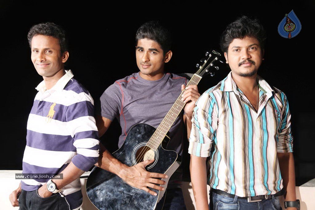 Ovvoru Nanbanum Thevai Machan Tamil Movie Hot Stills - 27 / 50 photos