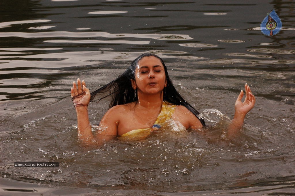 Pachi Mirapakai Movie Stills - 23 / 40 photos
