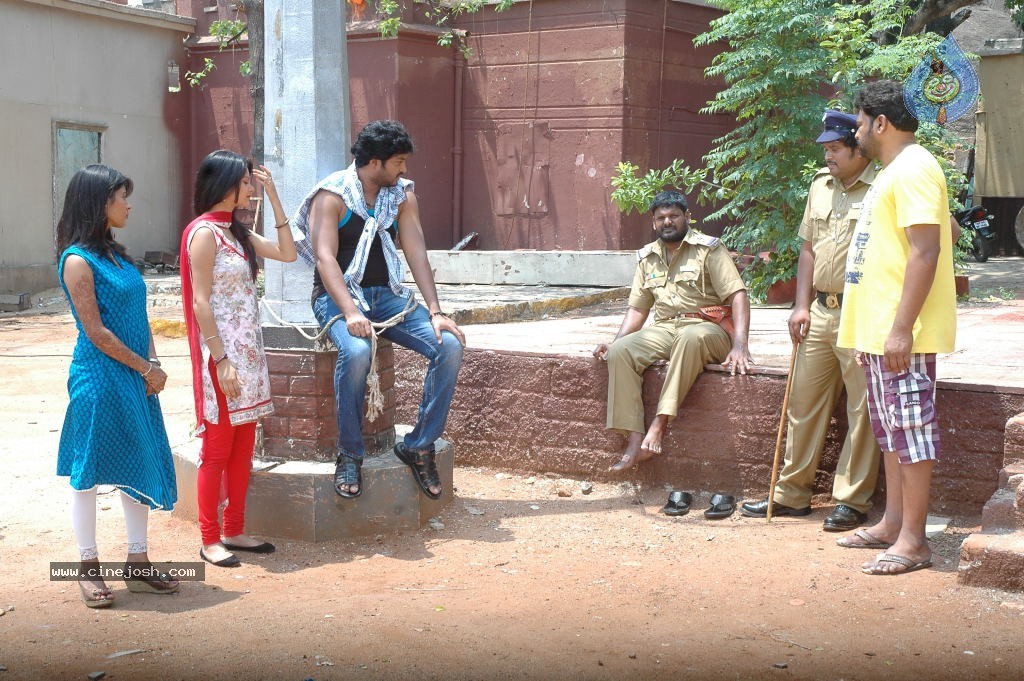 Pakado Pakado Movie Stills - 17 / 47 photos