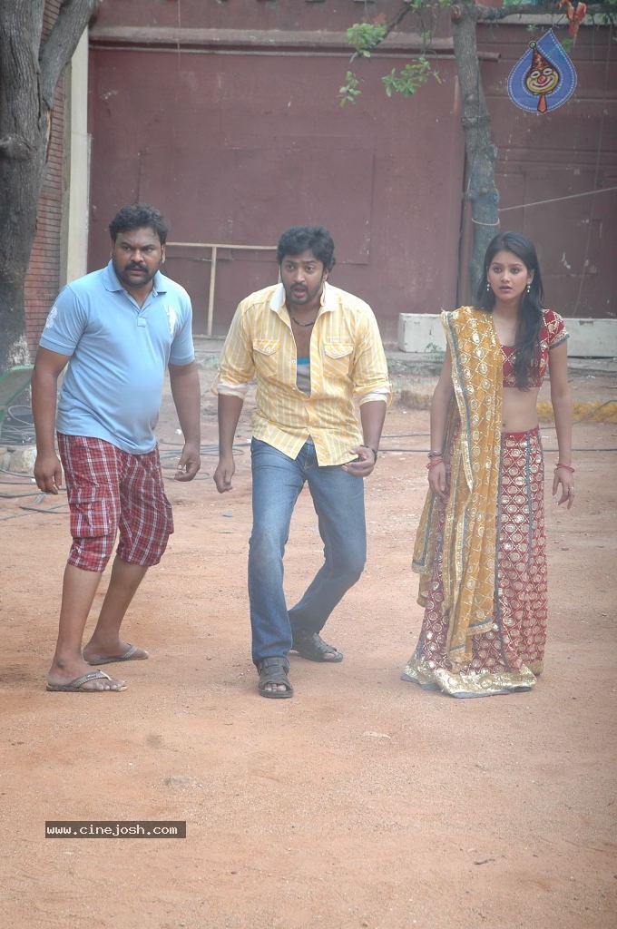 Pakado Pakado Movie Stills - 19 / 47 photos