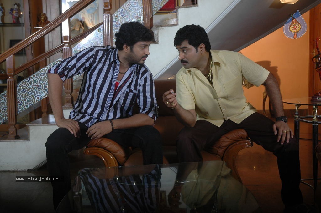 Pakdo Pakdo Movie New Stills - 7 / 10 photos