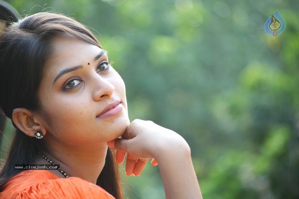 Pani Vizhum Malar Vanam Tamil Movie Stills - 25 / 32 photos