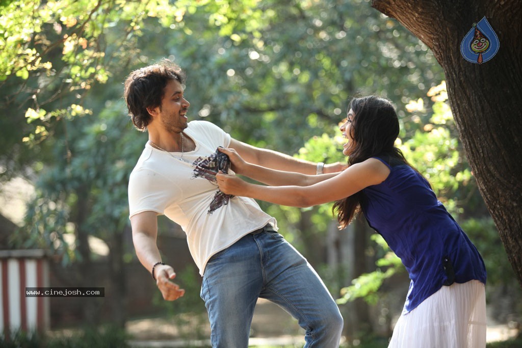 Pani Vizhum Malar Vanam Tamil Movie Stills - 27 / 32 photos