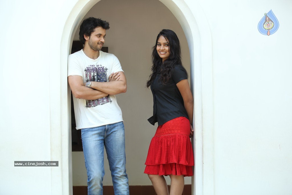 Pani Vizhum Malar Vanam Tamil Movie Stills - 28 / 32 photos