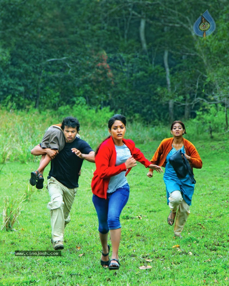Pani Vizhum Malar Vanam Tamil Movie Stills - 31 / 32 photos