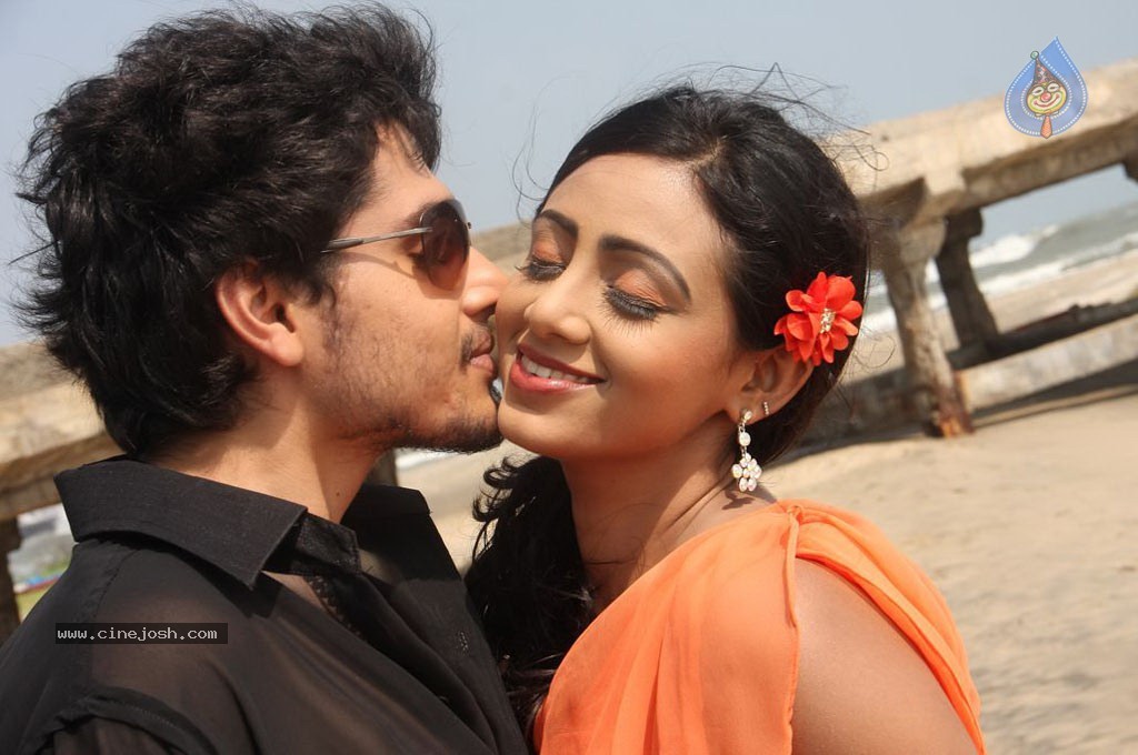 Panivizhum Nilavu Tamil Movie Stills - 2 / 34 photos