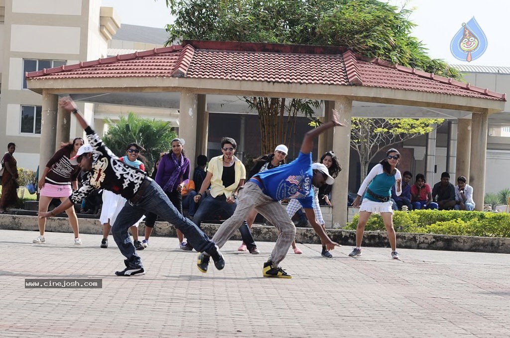 Panivizhum Nilavu Tamil Movie Stills - 3 / 34 photos