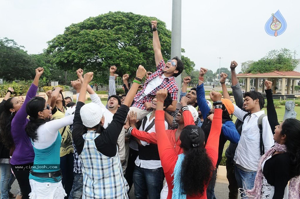 Panivizhum Nilavu Tamil Movie Stills - 5 / 34 photos