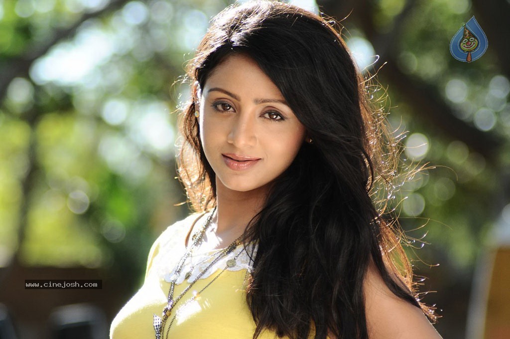 Panivizhum Nilavu Tamil Movie Stills - 13 / 34 photos