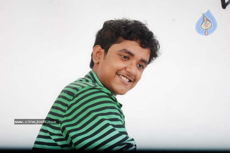 Pasakara Nanbargal Tamil Movie Stills - 24 / 56 photos