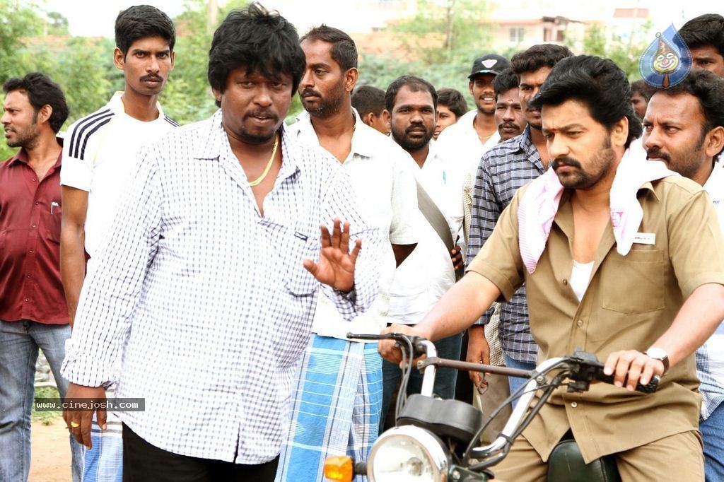 Pattaya Kelappanum Pandiya Tamil Movie Stills - 32 / 39 photos