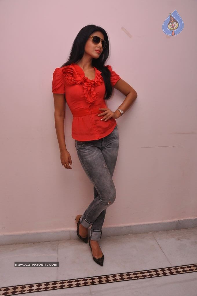 Shriya Latest Stills - 12 / 130 photos