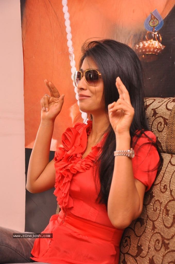 Shriya Latest Stills - 92 / 130 photos