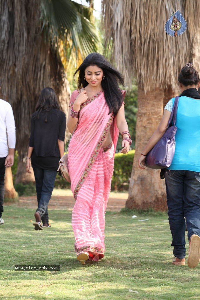 Shriya Latest Stills - 104 / 130 photos