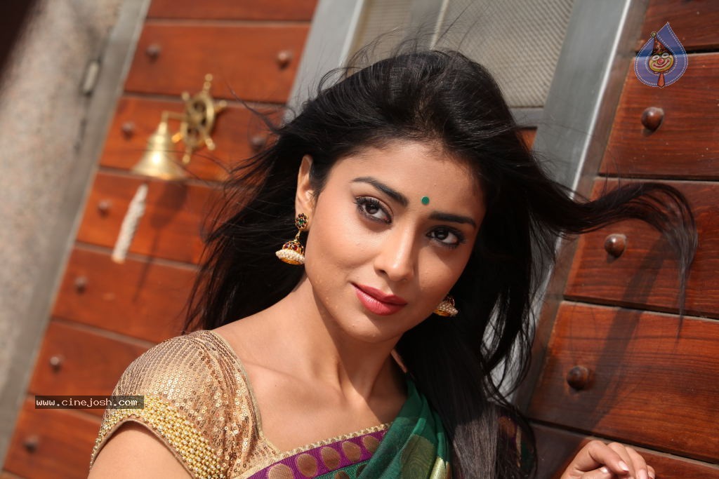 Shriya Latest Stills - 105 / 130 photos