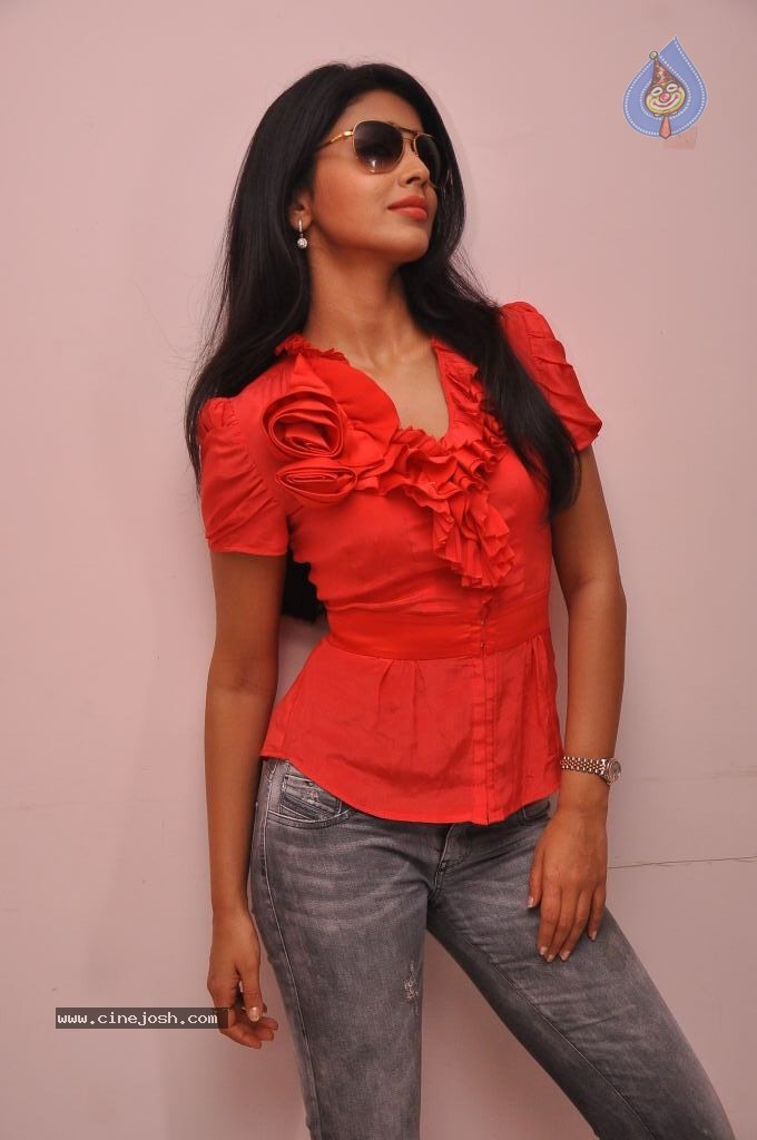 Shriya Latest Stills - 108 / 130 photos