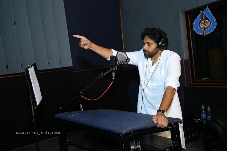 Pawan Kalyan To Lend A Voice To Sye Raa - 2 / 3 photos