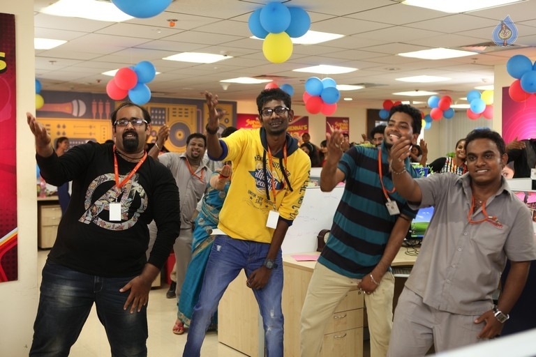 Pelli Roju Movie Stills and Posters - 15 / 29 photos
