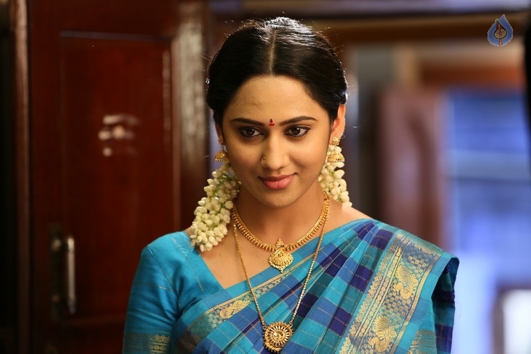 Pelli Roju Movie Stills and Posters - 25 / 29 photos