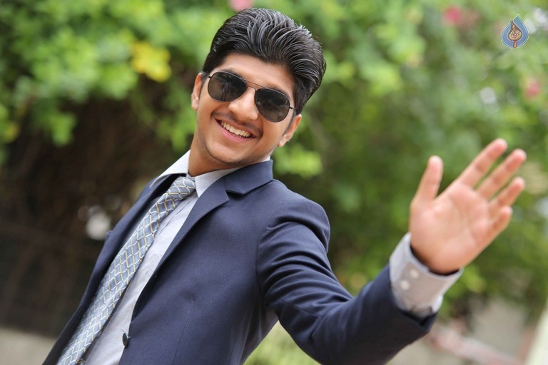 Plus 1 Movie Stills - 1 / 42 photos