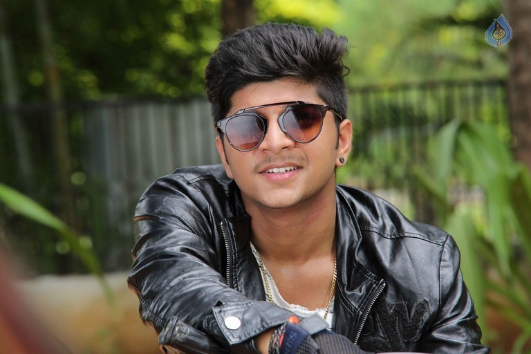 Plus 1 Movie Stills - 10 / 42 photos