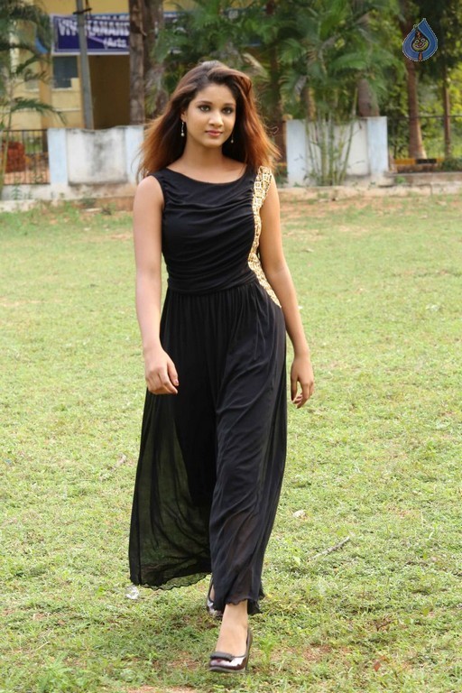 Plus 1 Movie Stills - 13 / 42 photos