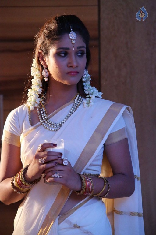 Plus 1 Movie Stills - 21 / 42 photos
