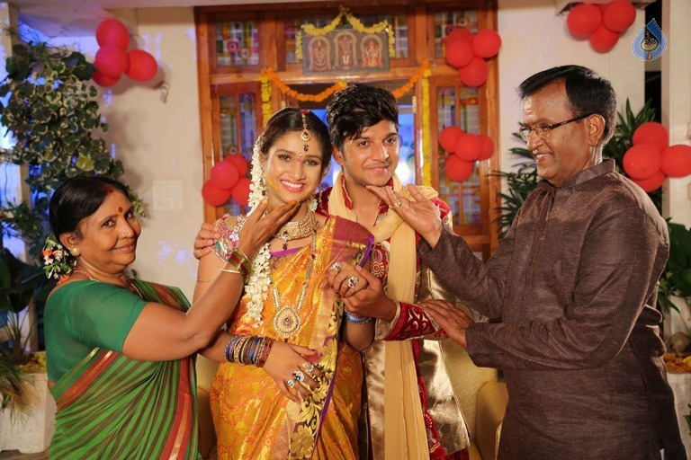 Plus 1 Movie Stills - 22 / 42 photos