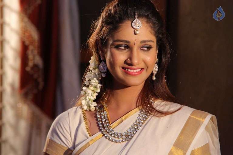 Plus 1 Movie Stills - 33 / 42 photos