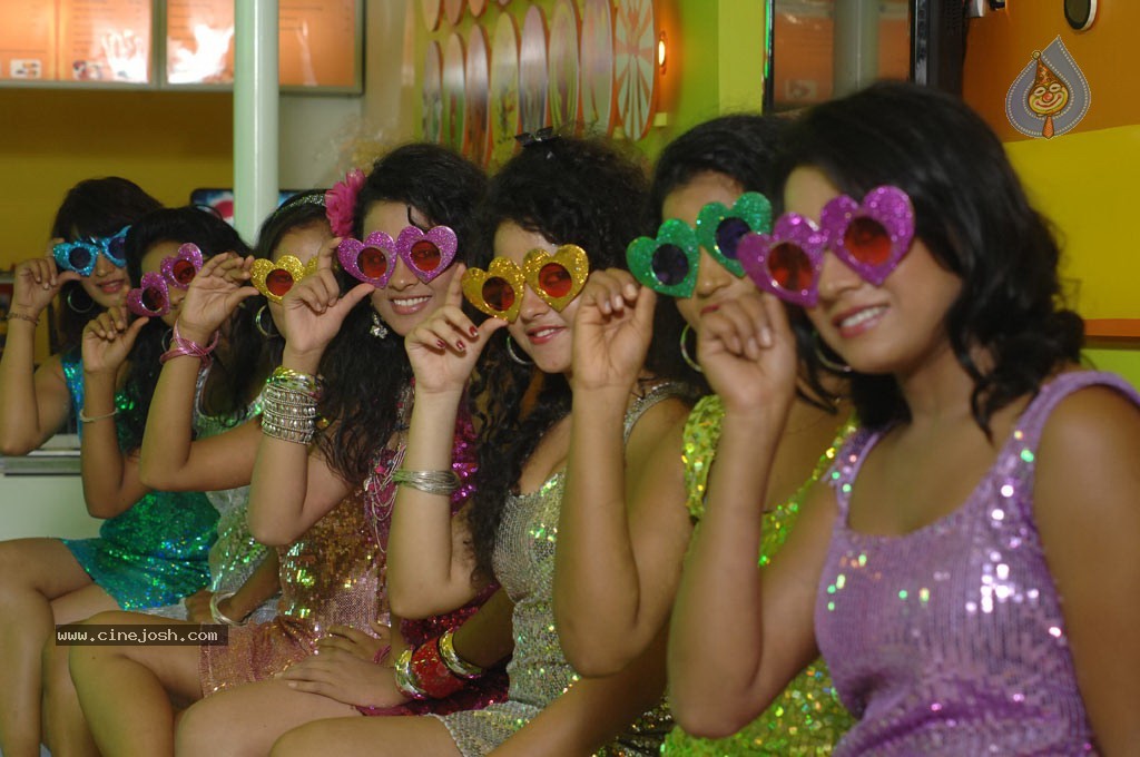 Ponmalai Pozhuthu Tamil Movie Stills - 34 / 151 photos