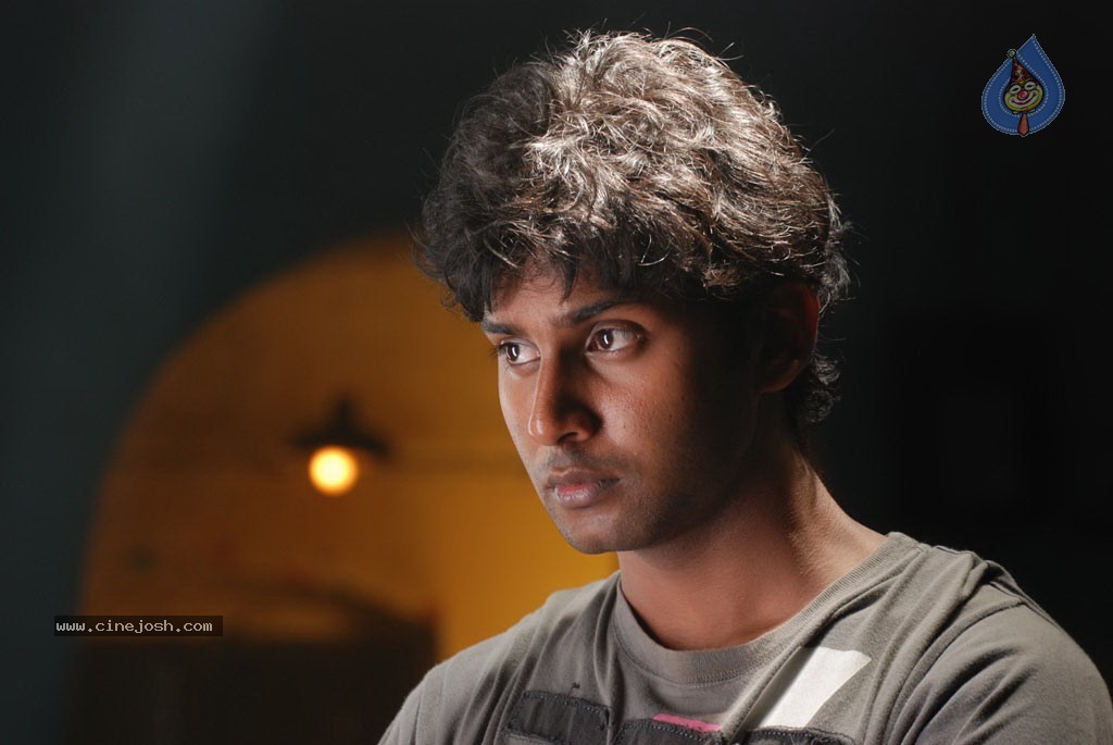 Ponmalai Pozhuthu Tamil Movie Stills - 38 / 151 photos