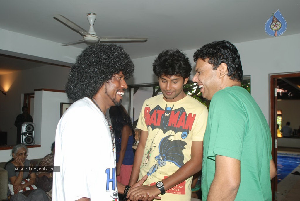 Ponmalai Pozhuthu Tamil Movie Stills - 39 / 151 photos