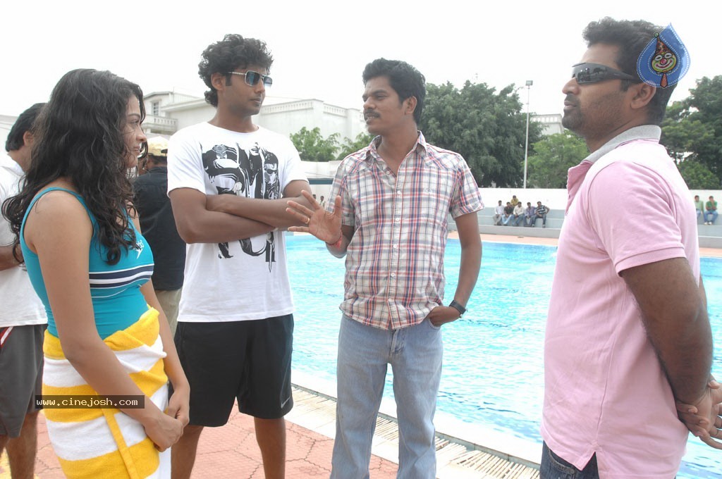 Ponmalai Pozhuthu Tamil Movie Stills - 44 / 151 photos