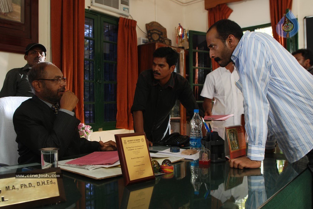 Ponmalai Pozhuthu Tamil Movie Stills - 48 / 151 photos