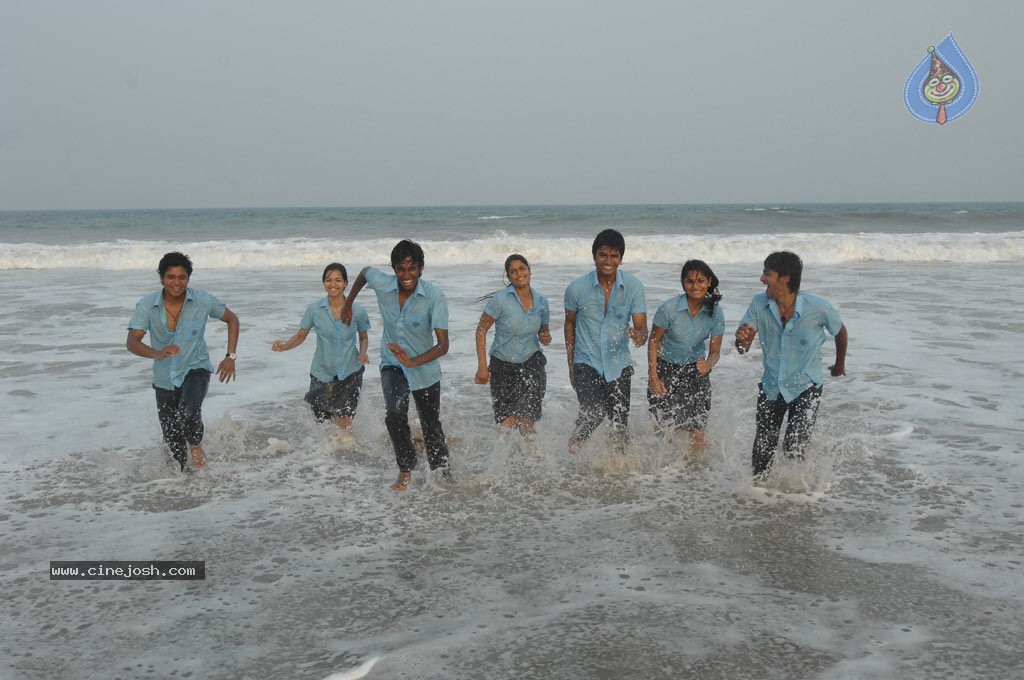 Ponmalai Pozhuthu Tamil Movie Stills - 80 / 151 photos