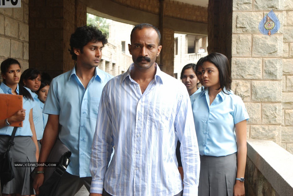 Ponmalai Pozhuthu Tamil Movie Stills - 87 / 151 photos