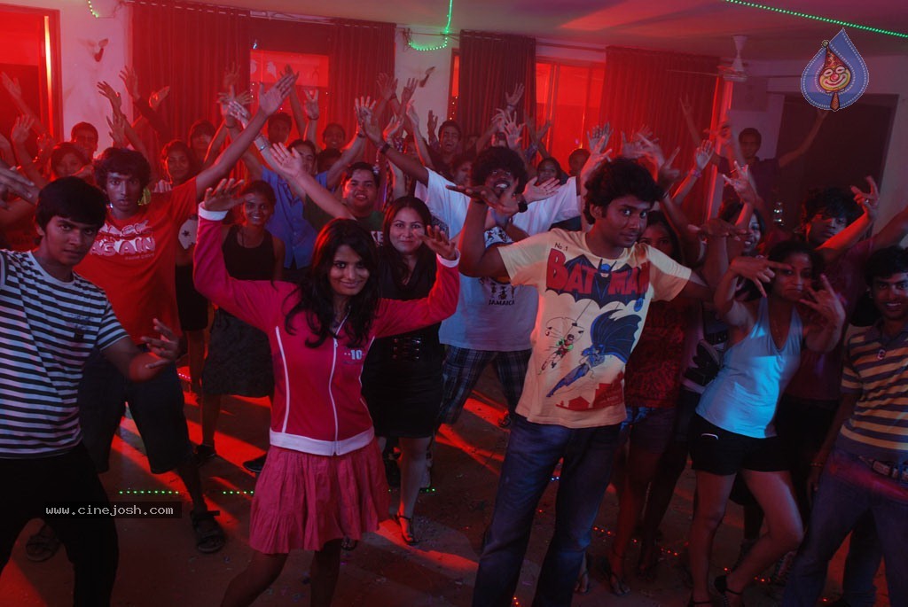 Ponmalai Pozhuthu Tamil Movie Stills - 92 / 151 photos