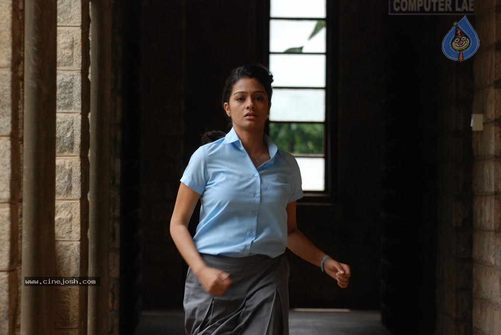 Ponmalai Pozhuthu Tamil Movie Stills - 94 / 151 photos