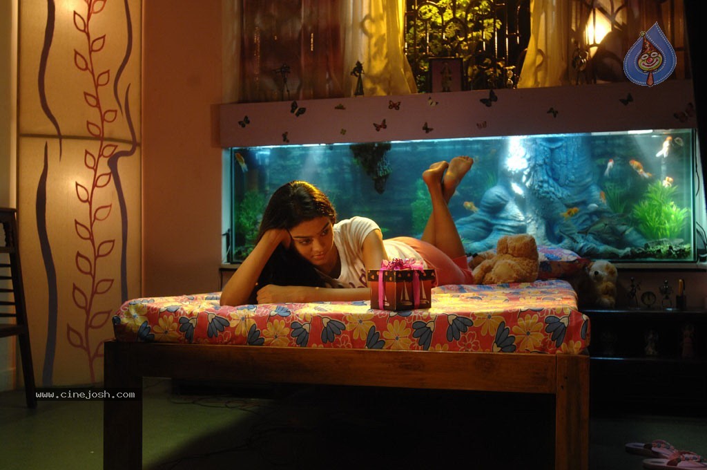 Ponmalai Pozhuthu Tamil Movie Stills - 101 / 151 photos