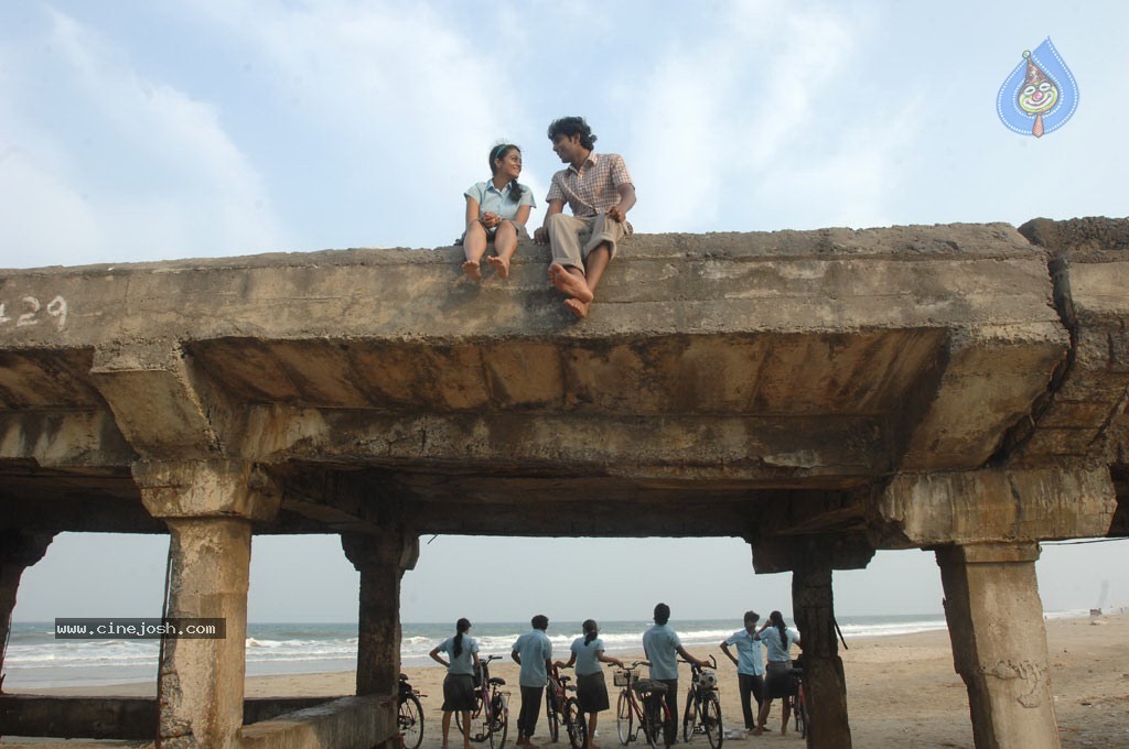 Ponmalai Pozhuthu Tamil Movie Stills - 112 / 151 photos