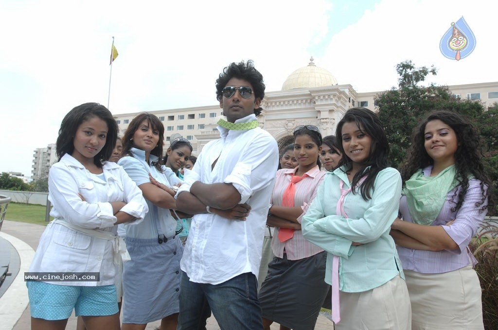 Ponmalai Pozhuthu Tamil Movie Stills - 115 / 151 photos